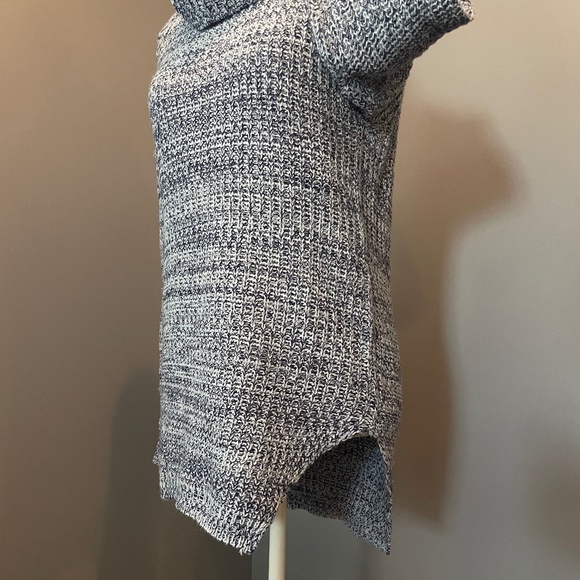 Derek Heart Sweater - Picture 7 of 9